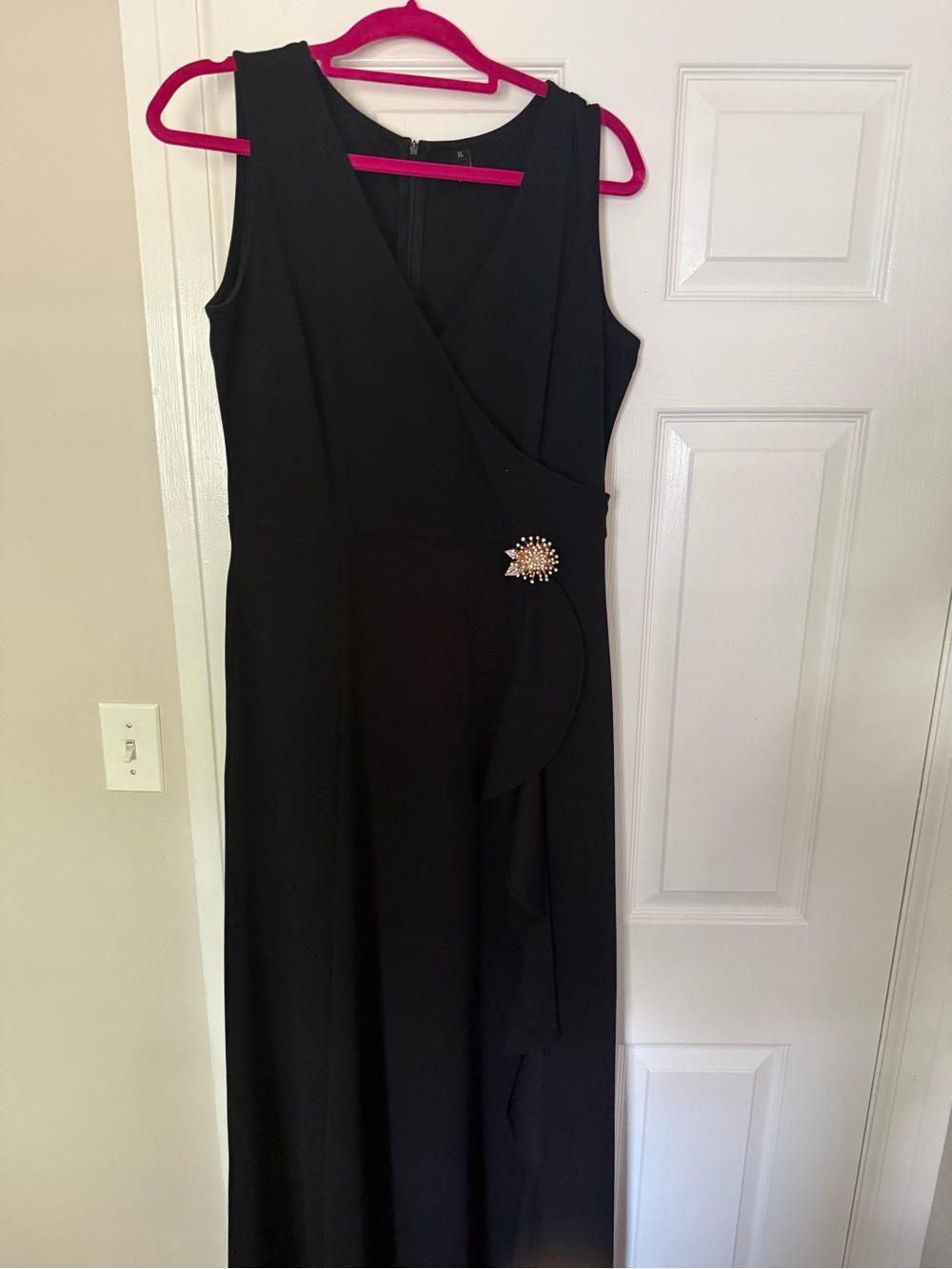 Elegant Black Sleeveless Evening Dress with Decorative Brooch
